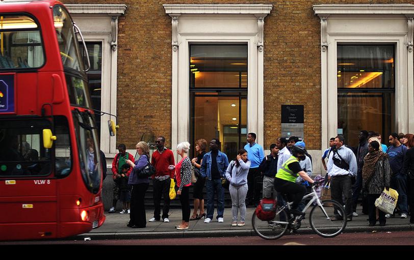 伦敦大桥公交站，大量乘客排队等候公交车。