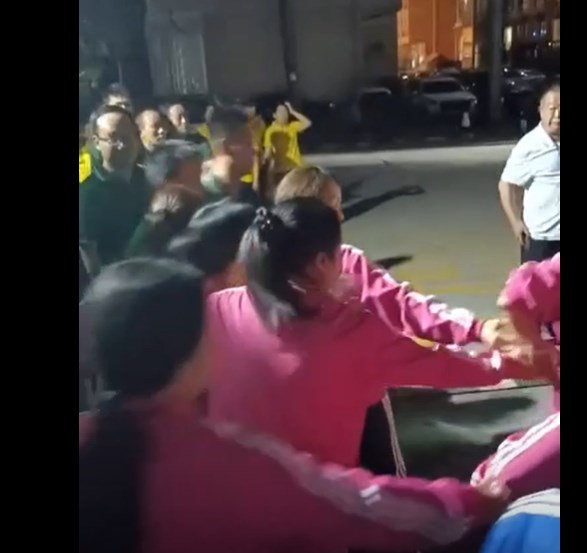 罢工过程中，曾有不明人士进入工厂冲击工人。（网上视频截图）