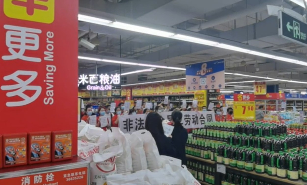 Workers in Guangdong protest in the middle of the Carrefour store against violating workers’ employment contracts